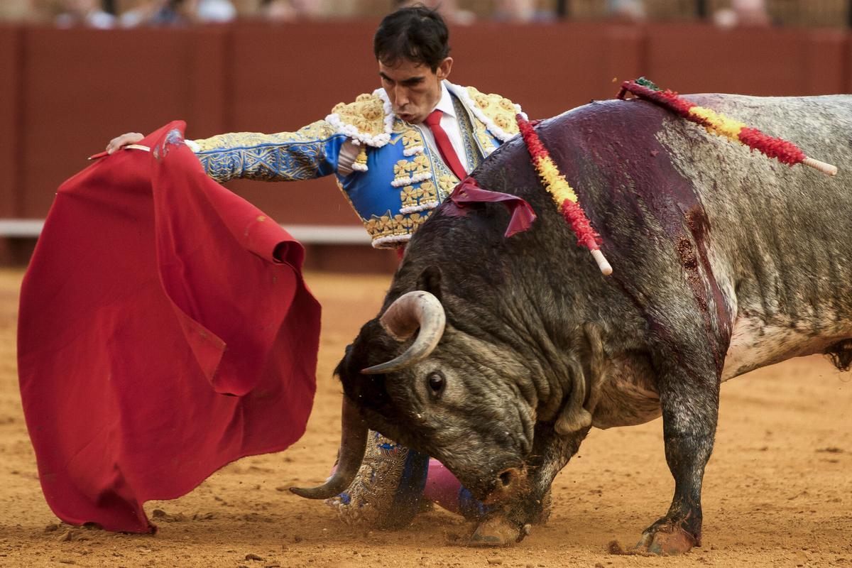 SEVILLA (ESPAÑA), 25/04/2026.- El diestro Fortes con su segundo toro en el decimoquinto festejo de abono de la Feria de Abril de Sevilla, este sábado en la Real Maestranza. EFE/ Raúl Caro.