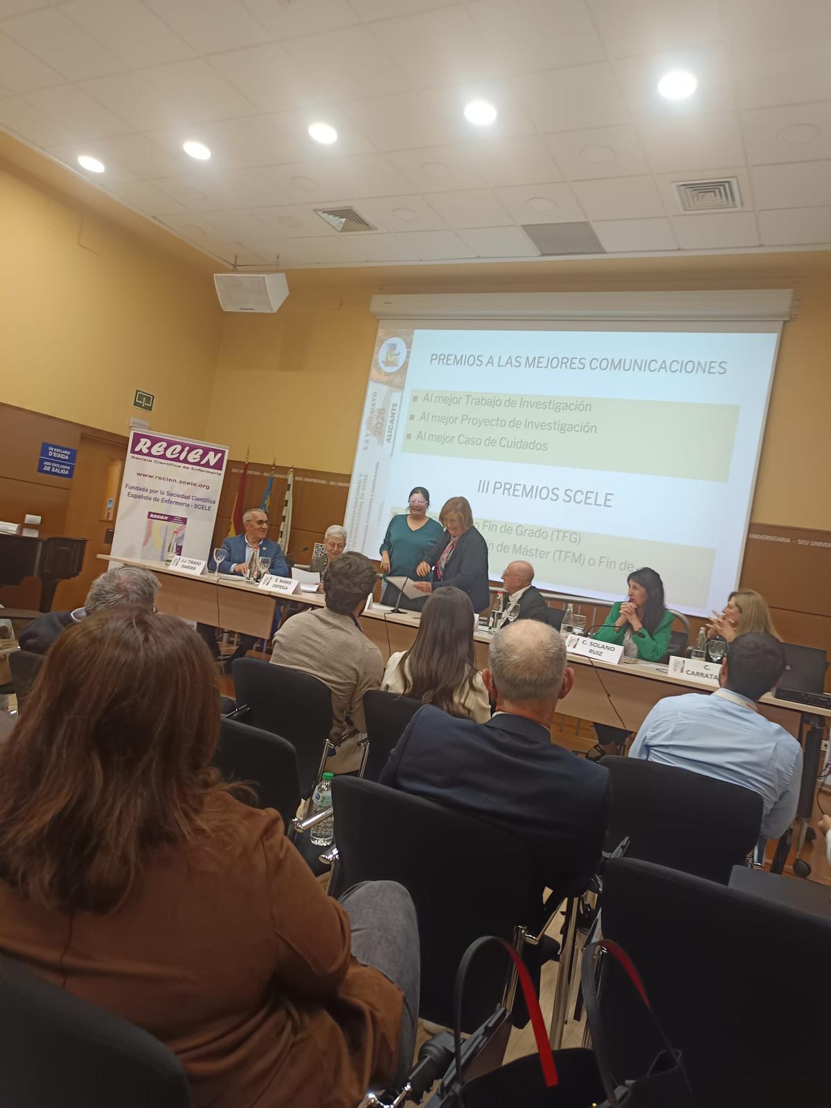 Anna Rodes Cascales, recogiendo el premio, durante el congreso.