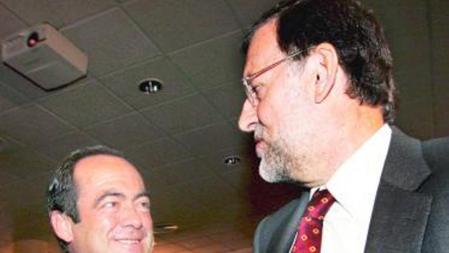Mariano Rajoy recibe el saludo de José Bono.