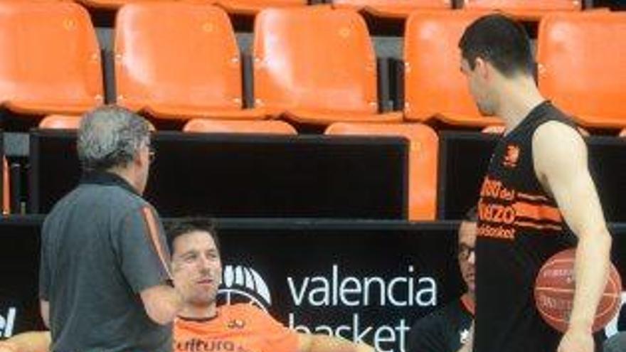 Rafa Martínez parla amb Van Rossom durant l&#039;entrenament d&#039;ahir