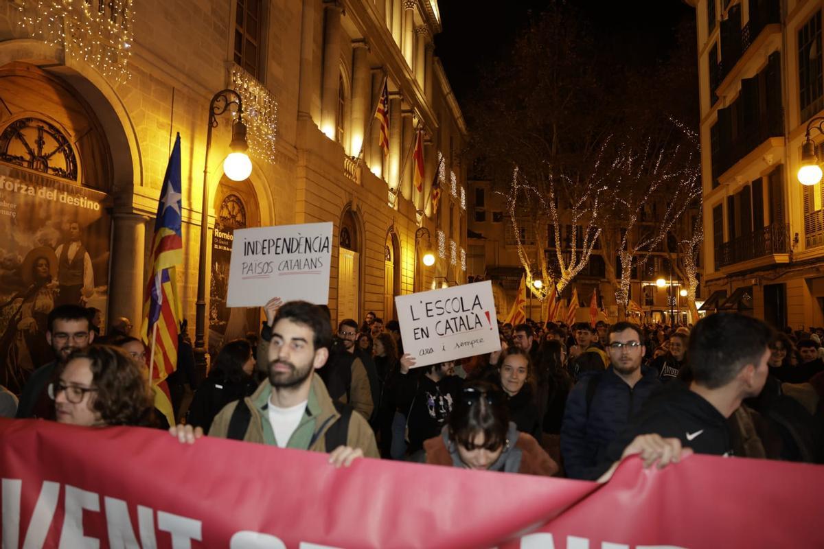Más de un millar de personas marchan por el centro de Palma para reivindicar una Mallorca antifascista y en catalán