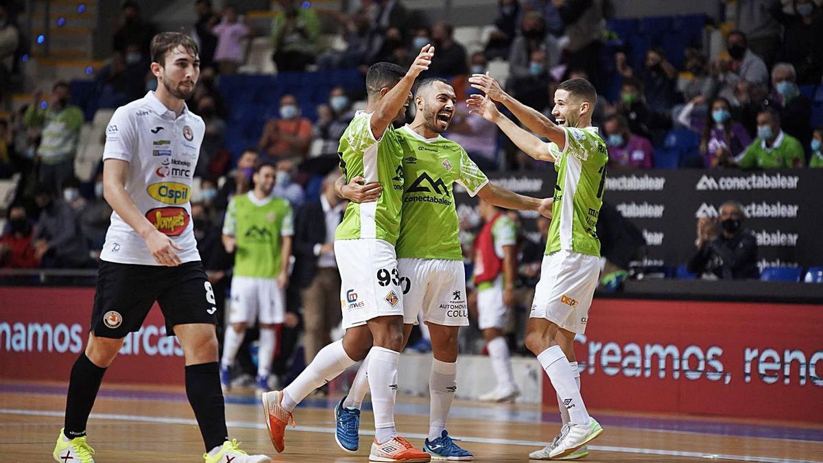 Vilela celebra con sus compañeros uno de sus tres goles en el partido de anoche en Son Moix.