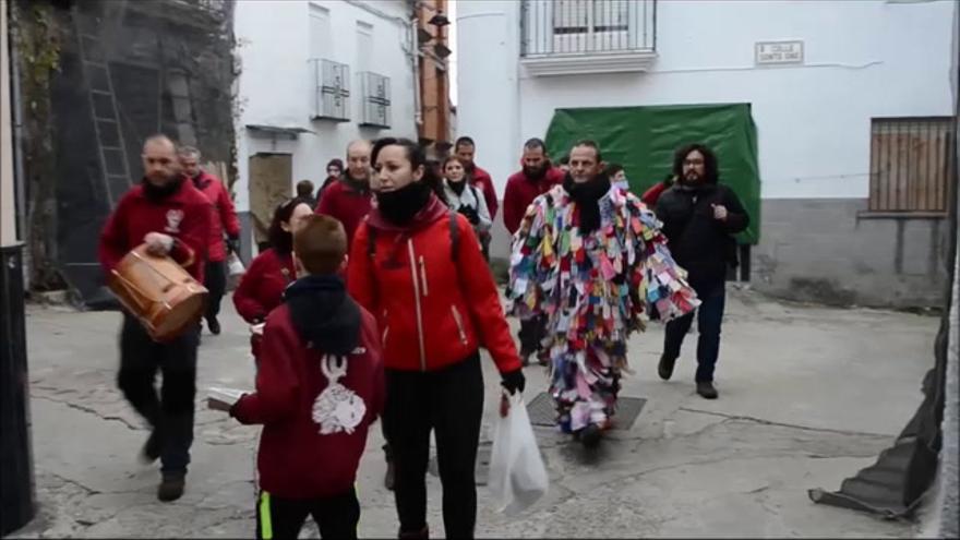 7.000 personas 'bombardean' a nabos al Jarramplas de Piornal