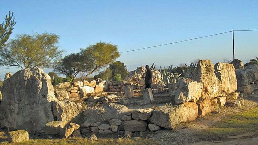 El santuario reconstruido junto a la entrada del aeropuerto. 