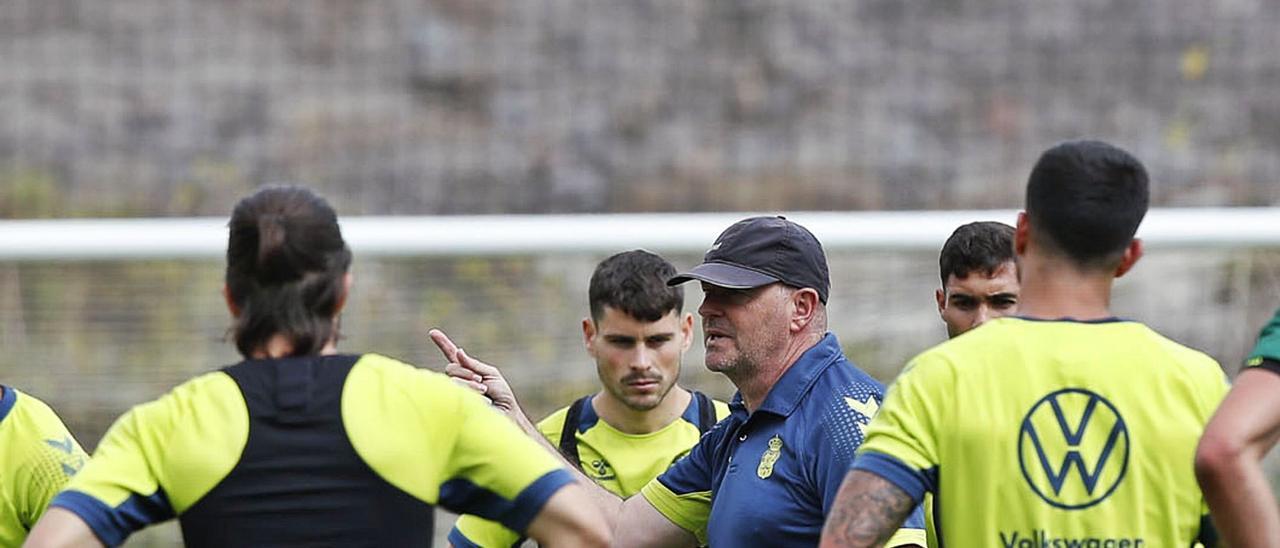 Pepe Mel –centro– habla con sus jugadores durante el entrenamiento de ayer en Barranco Seco. | | LP/DLP