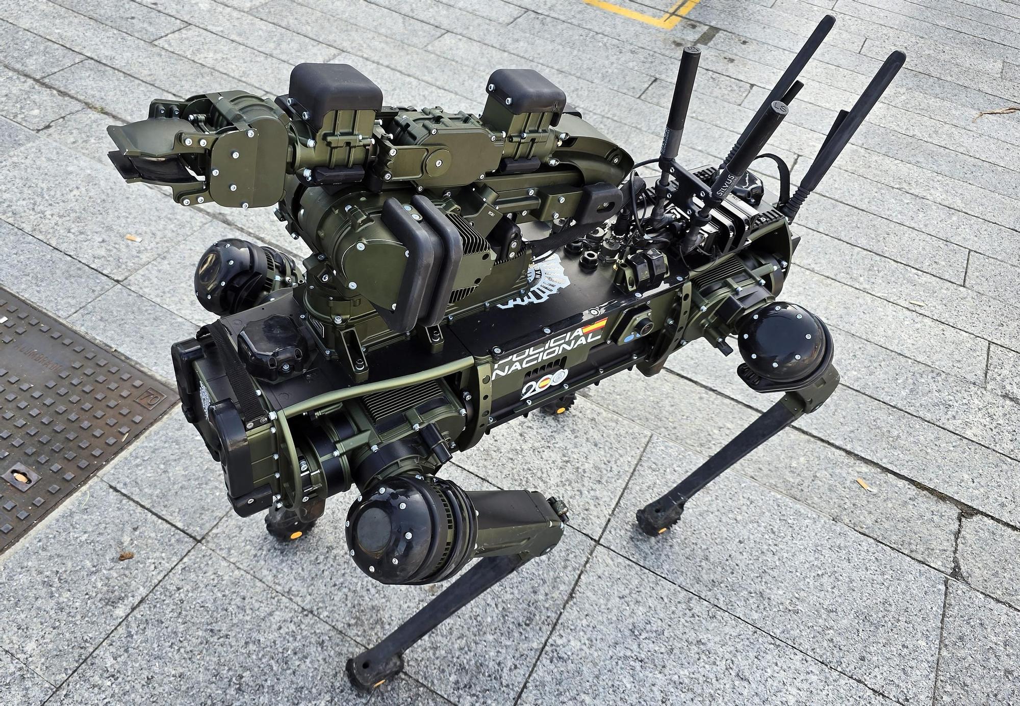 Los perros policía y el robot Sira, protagonistas en la "Exposición de Medios" de la Policía Nacional