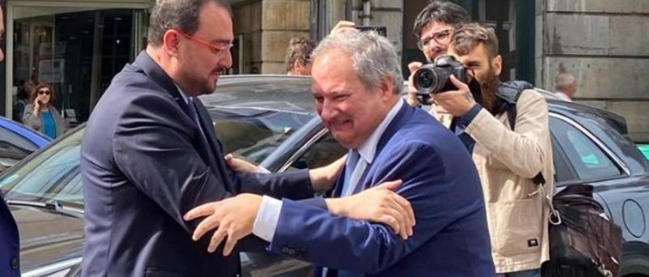 Adrian Barbón saluda a Jordi Hereu en un vista a Oviedo en septiembre.