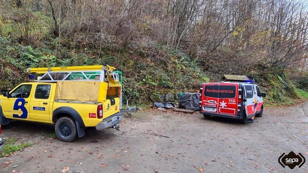 El vehículo de los bomberos y la ambulancia en el rescate de hoy.