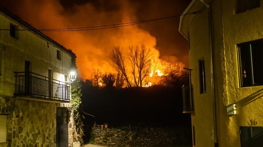 Un incendio forestal amenaza de madrugada el municipio de Monsagro (Salamanca)