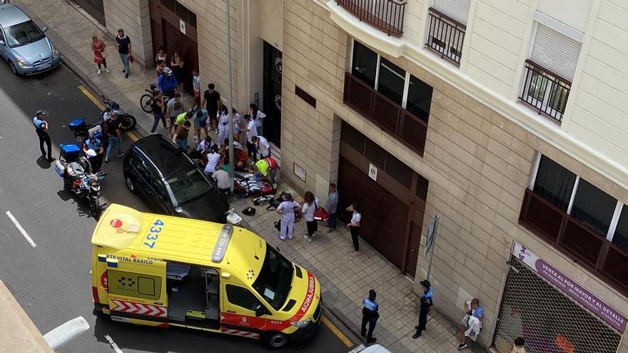 Efectivos sanitarios y policiales en el lugar en el que se produjo el apuñalamiento.