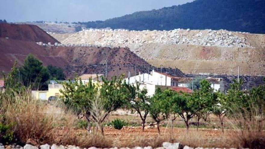 El PSOE alerta de que las escombreras de Monte Coto se expandirán hacia el este