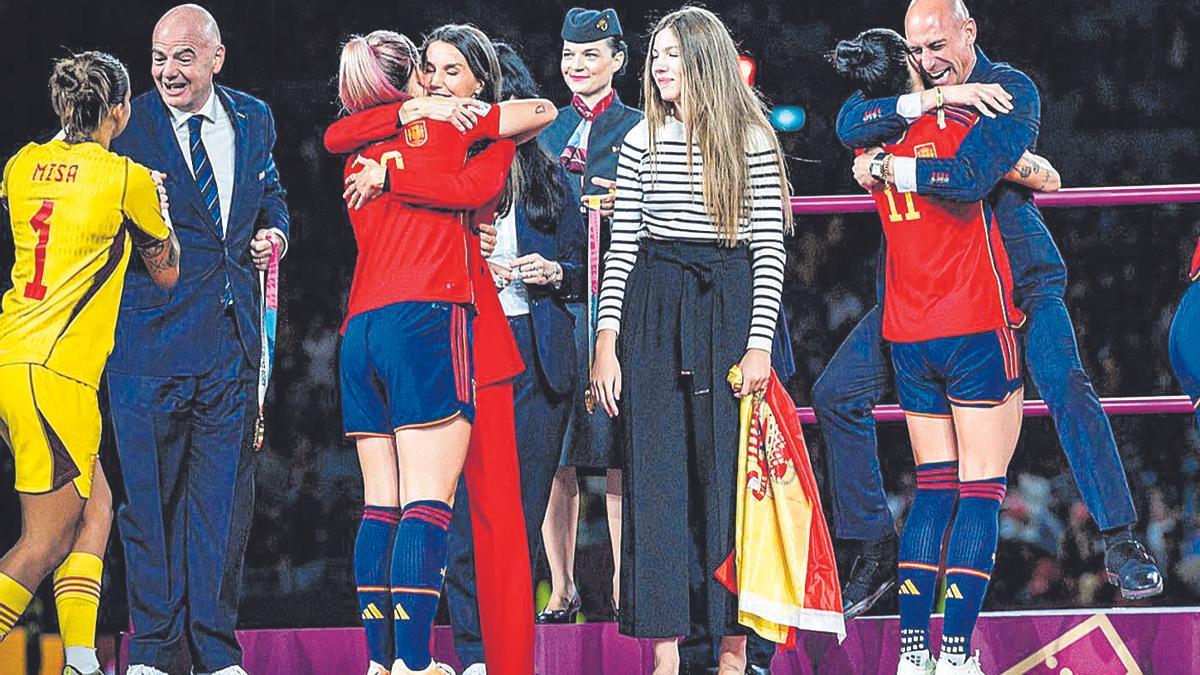 Momento de la polémica celebración de Luis Rubiales con Jenni Hermoso tras la conquista del Mundial femenino.