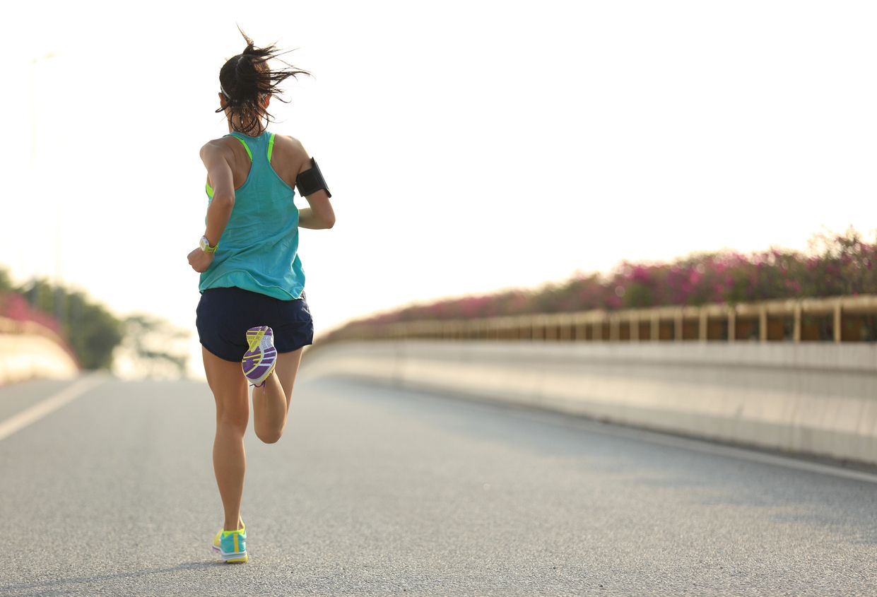 Mujer corriendo con las mejores deportivas