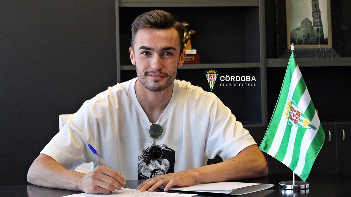 Carlos Daniel durante la firma de su nuevo contrato con el Córdoba CF B.