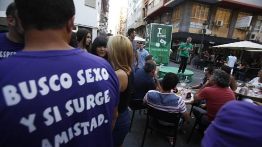 Cuatro altavoces y un pequeño escenario colocados en el corazón de la calle Castaños ayer, en pleno tardeo, para concienciar sobre el reciclaje de vidrio.