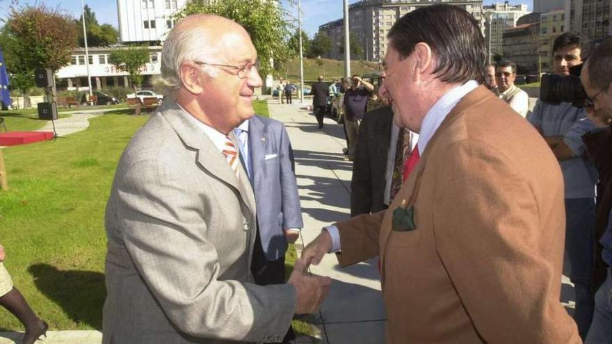 Fontenla, con Vázquez, en 2009, durante la inauguración de la plaza Luis Seoane. víctor echave