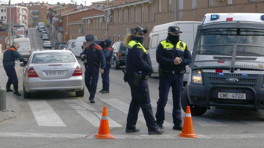 Ahir la policia controlava i escorcollava els cotxes que entraven i sortien del barri.