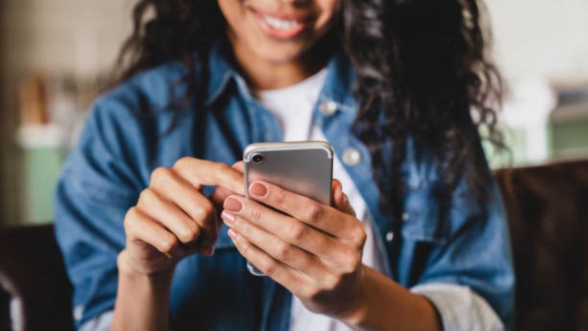 Imagen de archivo de mujer usando el teléfono móvil