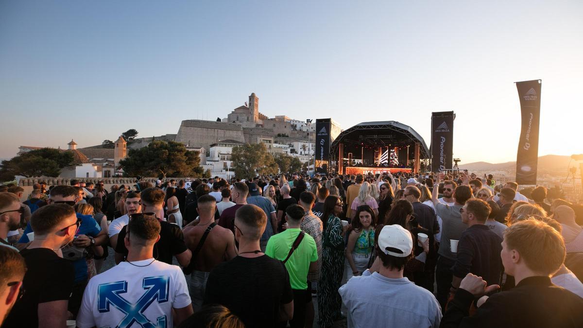 Público en una edición del IMS Summit en el baluarte de Santa Llúcia de Dalt Vila.