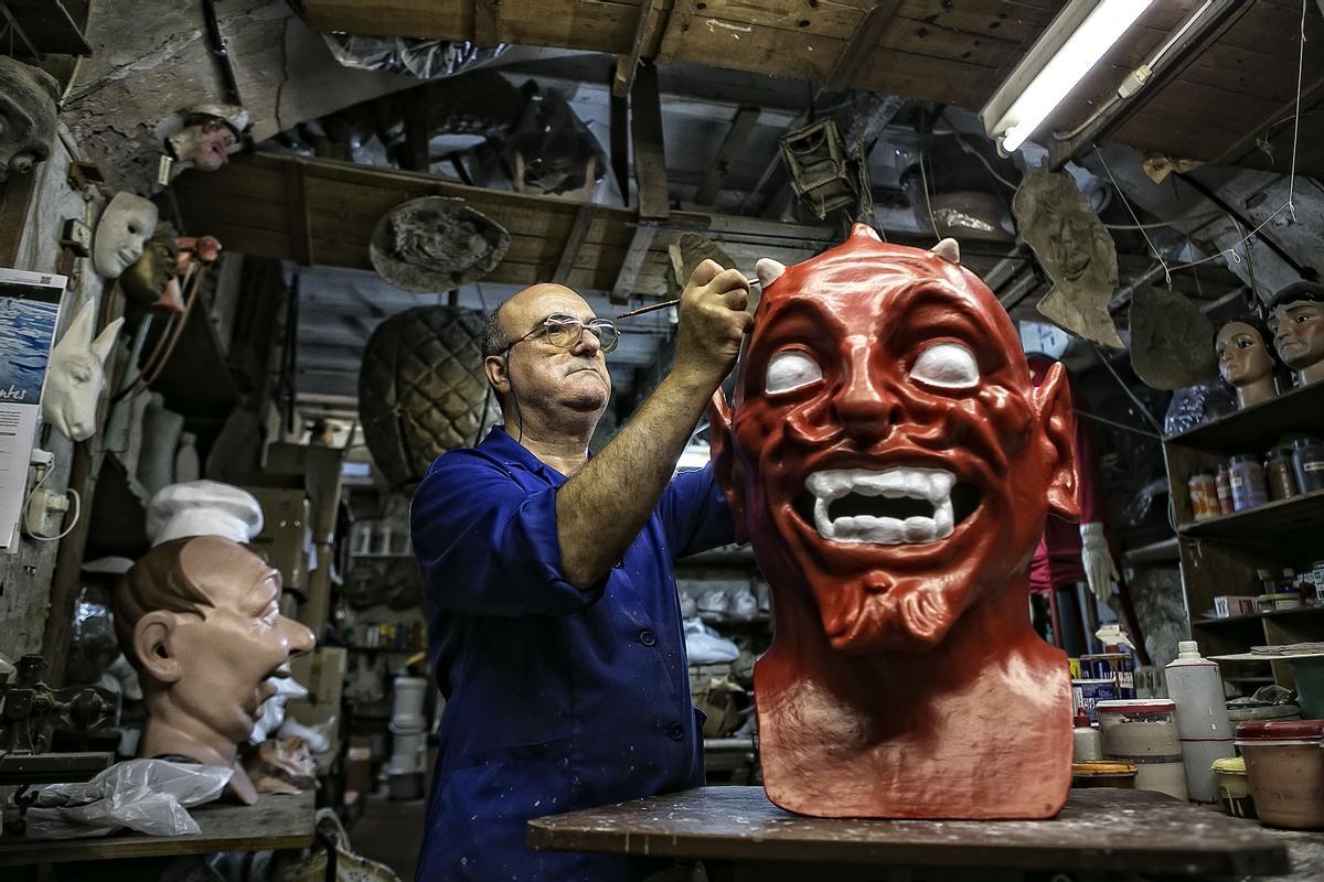 Agustín Sevillano, artesano de parte de toda aquella imagenería laica que salía del taller de El Ingenio, manos a la obra con una de sus obras.