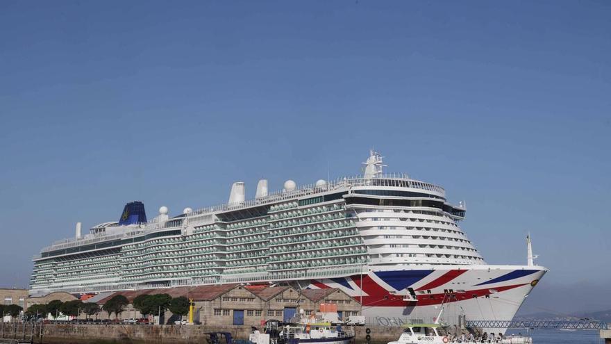 El imponente «Iona», con sus 6.500 pasajeros, hace escala en Vigo en su travesía a la estela del eclipse de Sol
