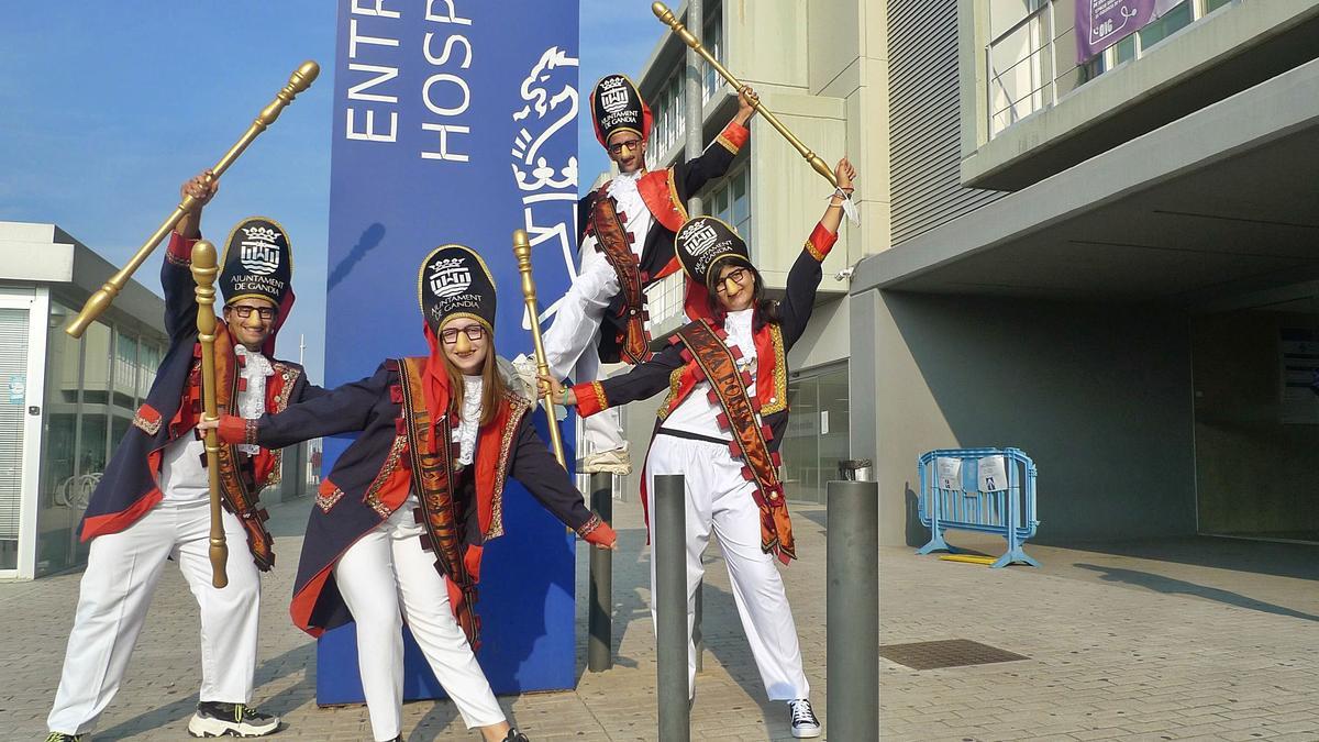 Los «caps de banda» de los estudiantes posan para Levante-EMV en el hospital de Gandia como agradecimiento al personal sanitario y homenaje a las víctimas de la covid. | JOSEP CAMACHO