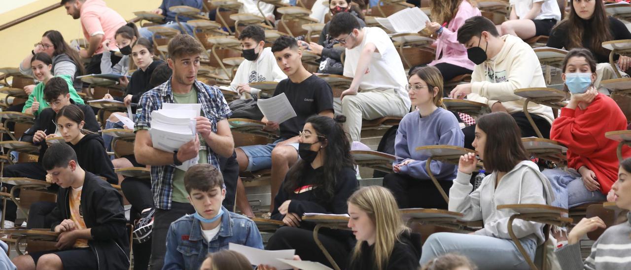 Jóvenes en la selectividad.