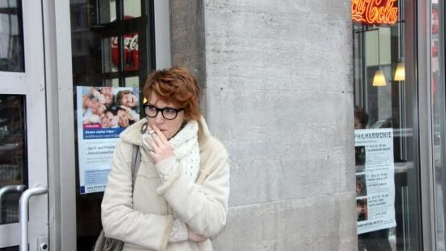 Una dona fuma a l&#039;exterior