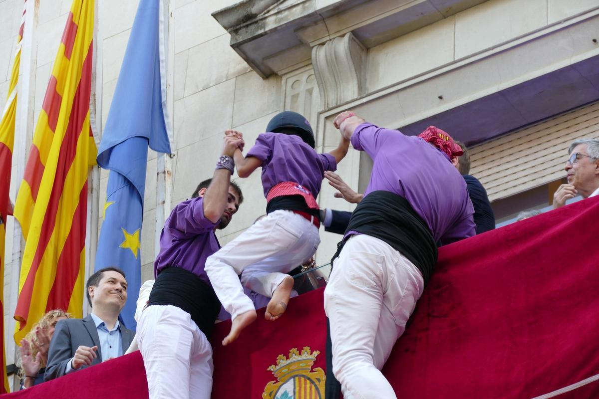 EN IMATGES | Les diferents generacions de la Colla Castellera de Figueres protagonitzen el pregó de Santa Creu