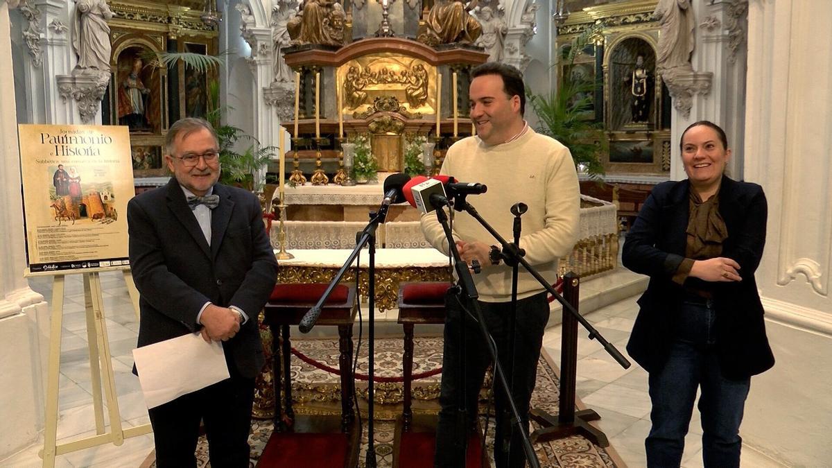 José Calvo Poyato, Juan Ramón Valdivia y Jezabel Ramírez, en la presentación de las Jornadas de Patrimonio de la Subbética.