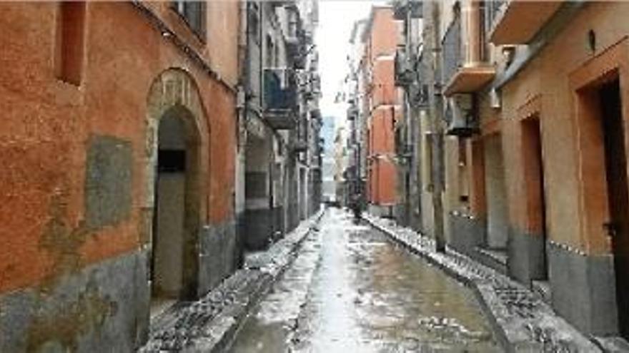 El carrer de Santa Maria. Al Barri Antic hi ha 594 pisos buits construïts entre el 1900 i el 1979