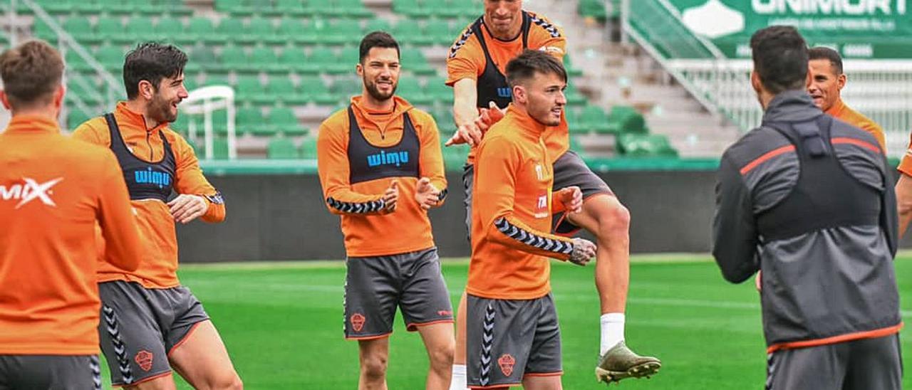 Buen ambiente en los entrenamientos del Elche durante la semana. | ECF