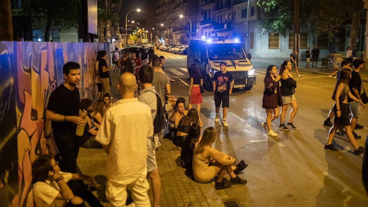 Jóvenes en las calles del llamado 'Triángulo golfo' del Poblenou.