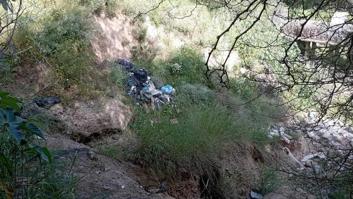 Basura en el arroyo del Cuarto, a su paso por Carlinda.
