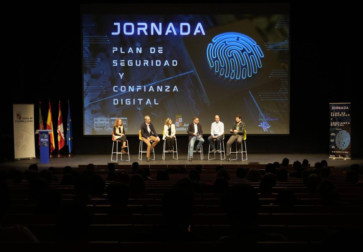 Participantes en la mesa redonda sobre «Seguridad y educación», en el escenario del Teatro Ramos Carrión. | Jose Luis Fernández