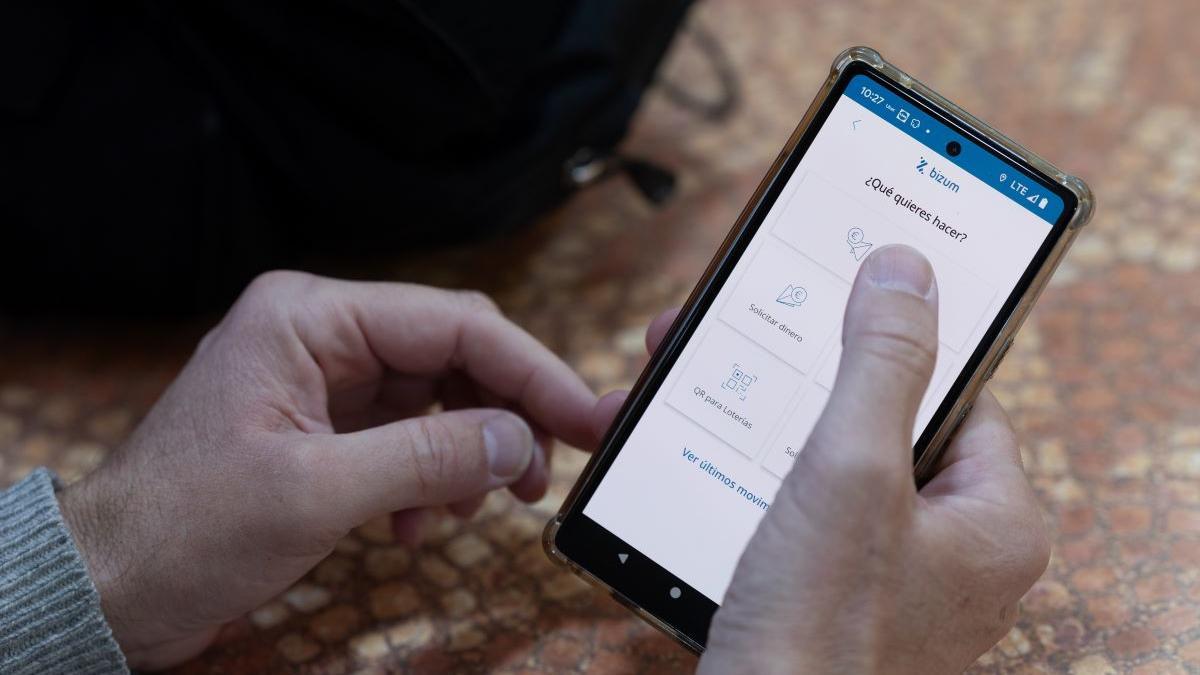 Una persona manda un bizum.