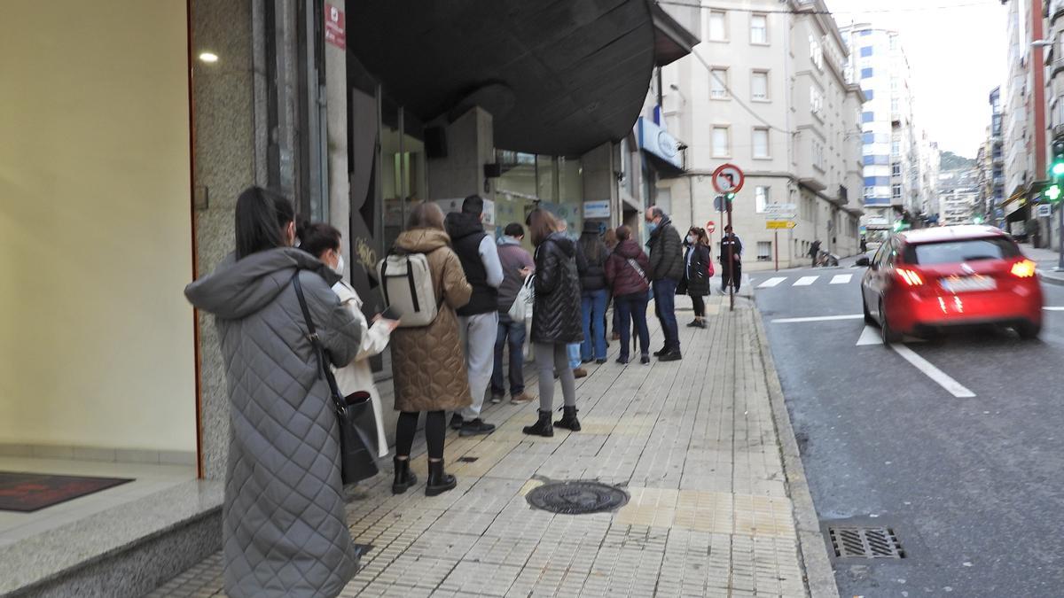 Colas en la Casa da Xuventude para la realización de test de antígenos en saliva.