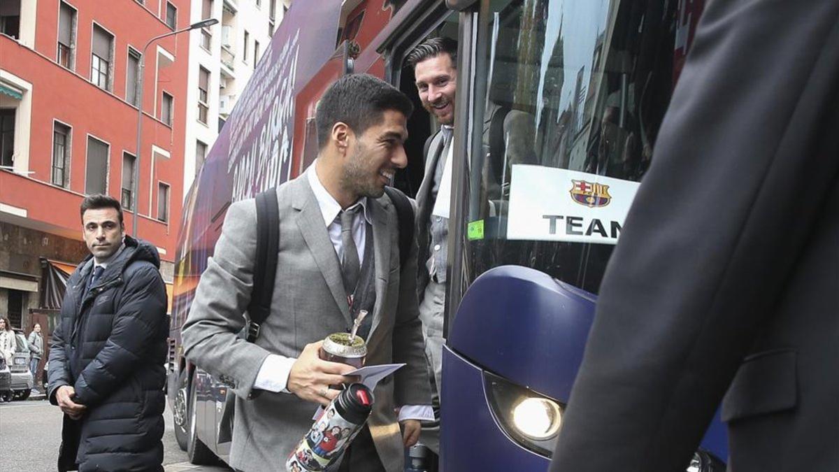 Los jugadores del Barça, bajando del autocar