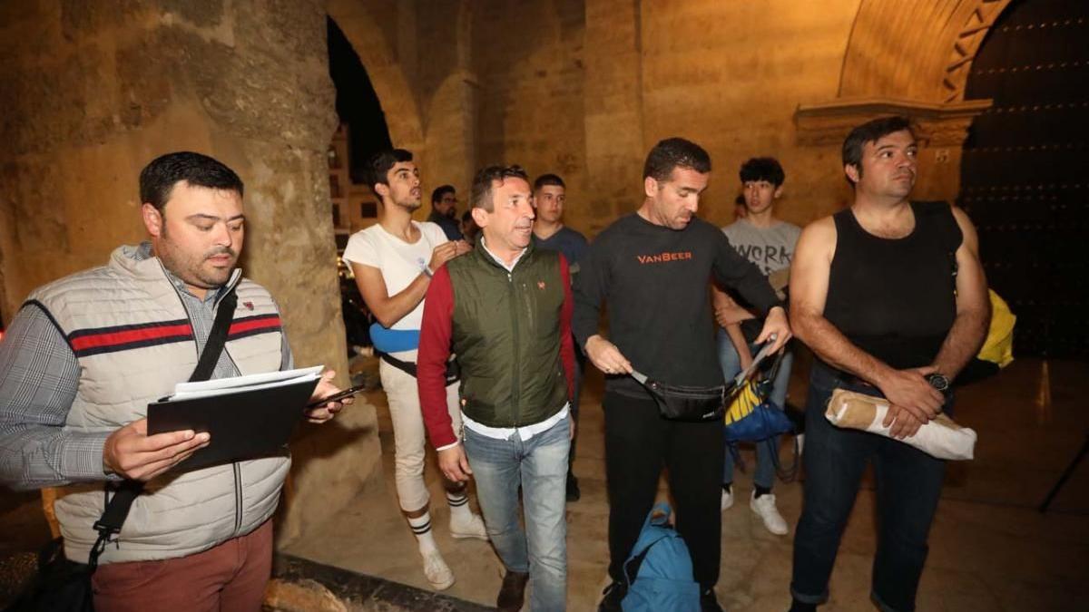 Curro Carrión con su equipo en la iglesia de San Lorenzo.