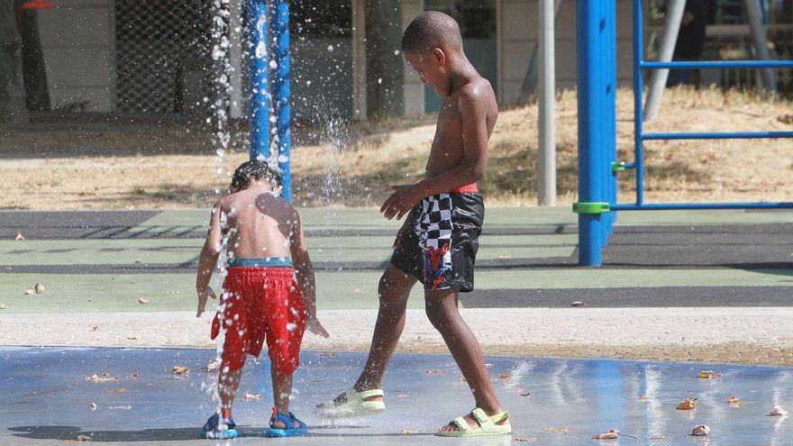 Los juegos acuáticos del parque de Concello son un recurso ideal para refrescarse. | Iñaki Osorio