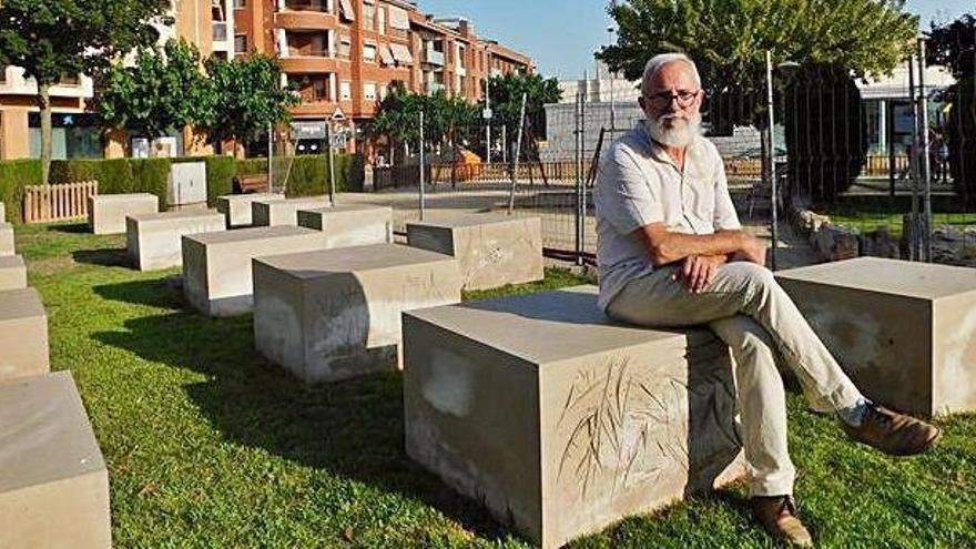 L&#039;artista local Joan Ferrer assegut en un dels blocs de pedra de l&#039;espai artístic de la plaça de la Pau de Santpedor