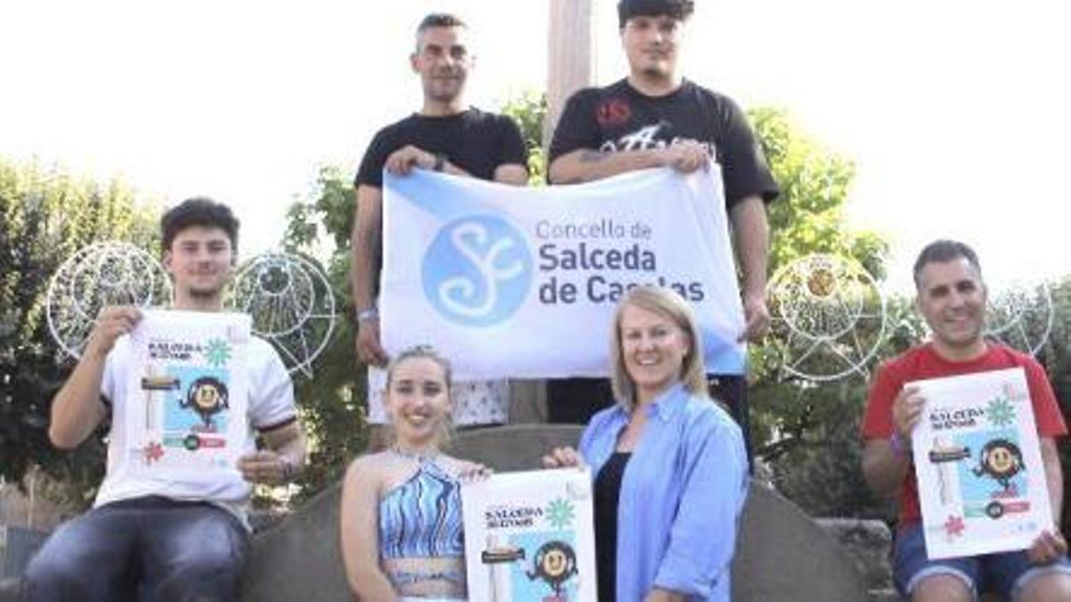 Los disc jockeys con la alcaldesa de Salceda, Loli Castiñeira.