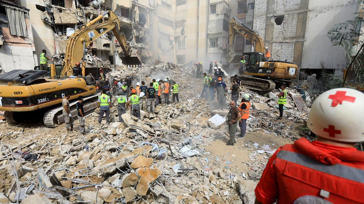 Trabajos de búsqueda y rescate tras un bombardeo del Ejército de Israel contra la capital de Líbano, Beirut.