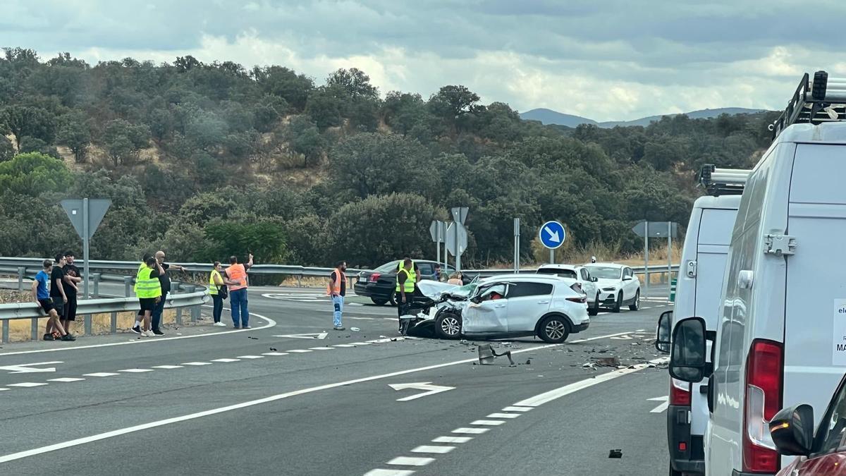 Un accidente de tráfico en Alcaracejos deja varias personas atrapadas