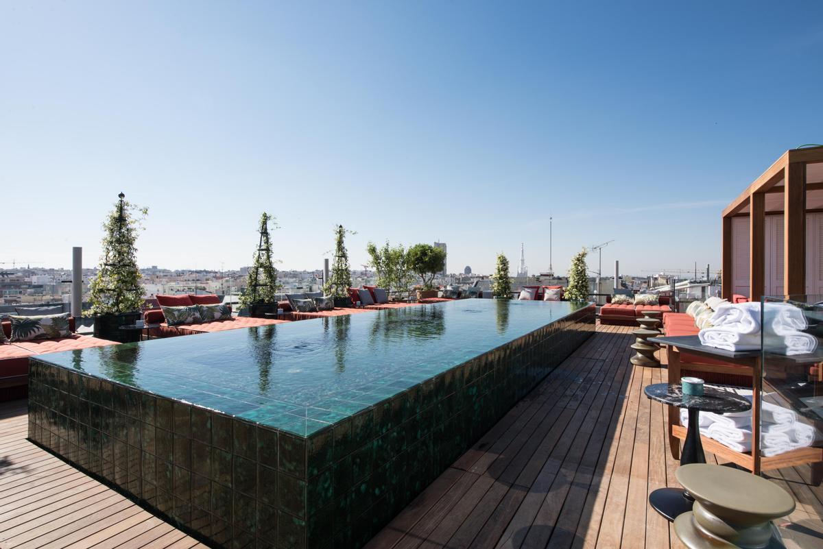 Una piscina perfecta para relajarse durante una escapada wellness en Madrid.