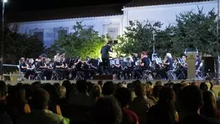 El concierto de bandas llenó de melodías y público la plaza de Las Moreras de Monesterio