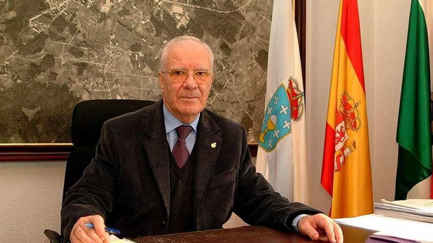 Ramón Campos, en su despacho, durante su época como alcalde de A Estrada. // Bernabé