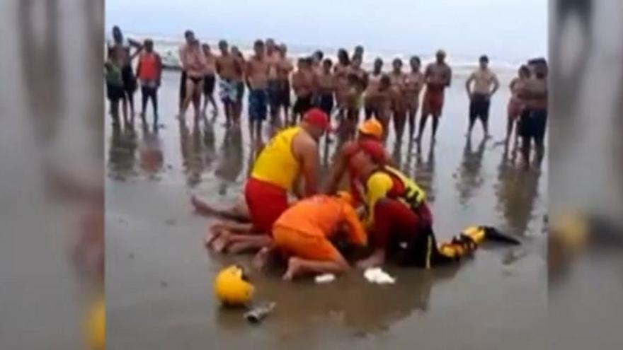 Mueren cuatro bañistas en una playa brasileña víctimas de un rayo