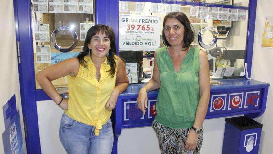 Marta, a la izquierda, y Esther, a la derecha, son dos empleadas de la administración A Boa Estrela. // S.Á.