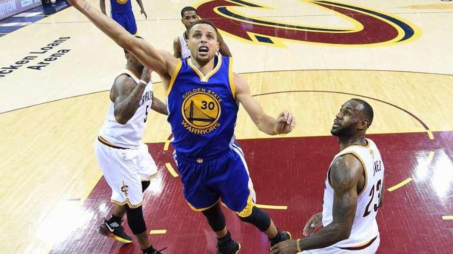 Curry entra a canasta en el partido ante Cavaliers. // B. Donnan